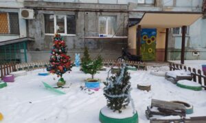 «У нас тут особливі дітки живуть – це для них»: у дворі прифронтового Нікополя прикрасили ялинки до Нового року
