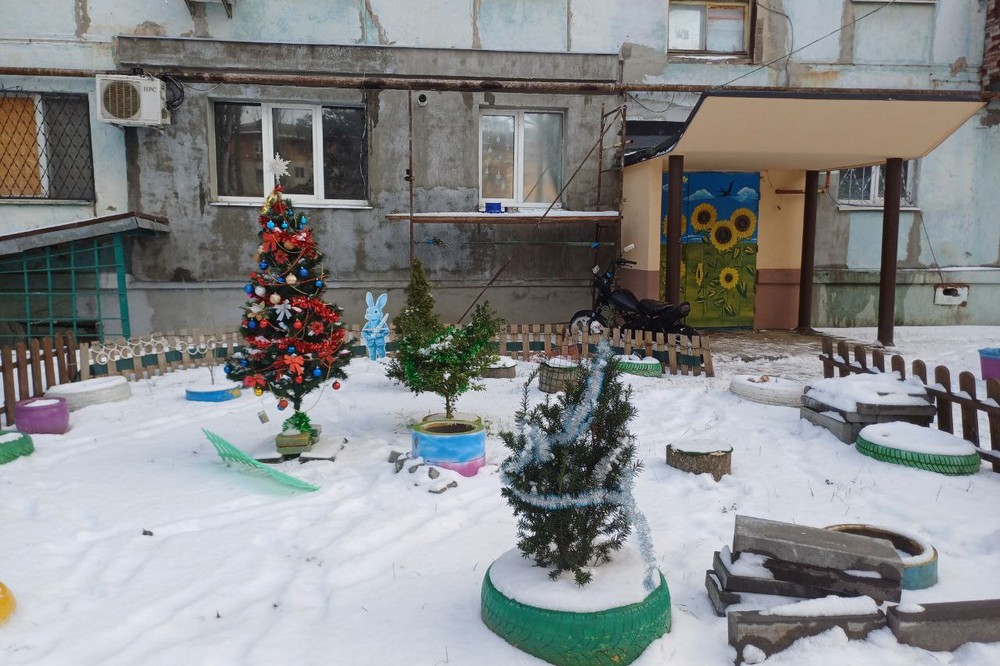 «У нас тут особливі дітки живуть – це для них»: у дворі прифронтового Нікополя прикрасили ялинки до Нового року
