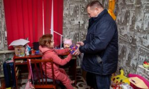 Начальник Нікопольської РВА передав подарунки дітям від ДніпроОВА (фото)