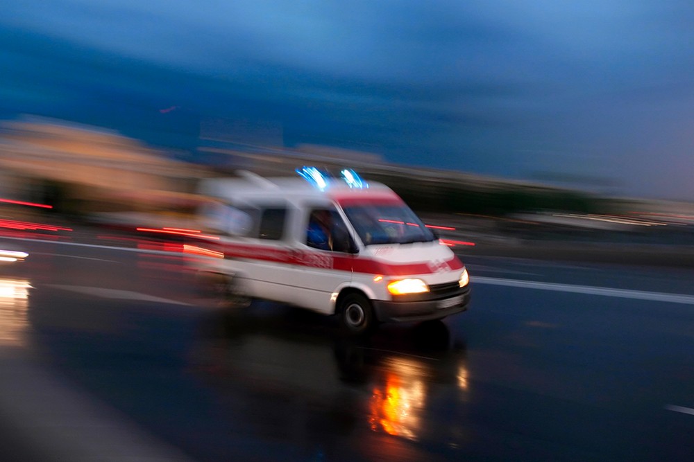 Тяжкі травми внаслідок удару дрона, клінічна смерть і вогнепальне поранення: медики Нікополя врятували трьох людей 1 Вчорашня зміна для медиків Нікополя була дуже важкою. Співробітники «екстренки» рятували трьох людей, стан яких був надзвичайно складний, а в одному випадку – навіть критичний. Але всіх трьох пацієнтів вдалося стабілізувати.