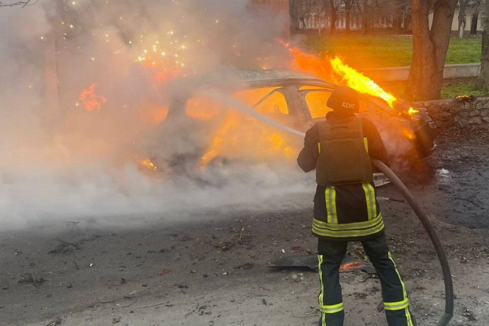 У Нікополі знищено автівку, побито будинки у місті і районі, під обстрілами були також Криворіжжя і Синельниківщина (фото) 1 у Нікополі