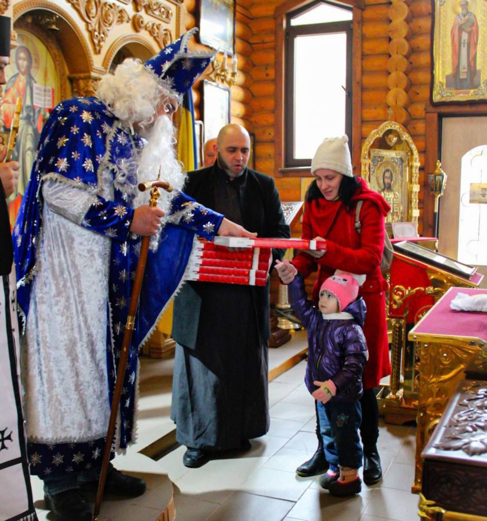 у храмі ПЦУ в Нікополі відзначили День святого Миколая 2 у храмі ПЦУ в Нікополі відзначили День святого Миколая 2