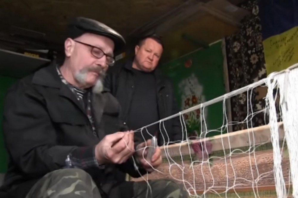 Готують каші і плетуть маскувальні сітки: як літня пара з Нікопольщини допомагає військовим (відео) 1 з Нікопольщини