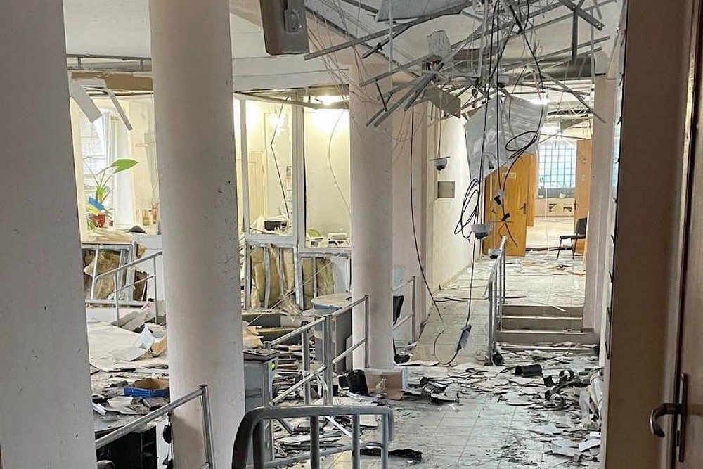 У Нікополі 13 постраждалих внаслідок влучання в адмінбудівлю, всього в області 25 постраждалих і одна загибла – поліція