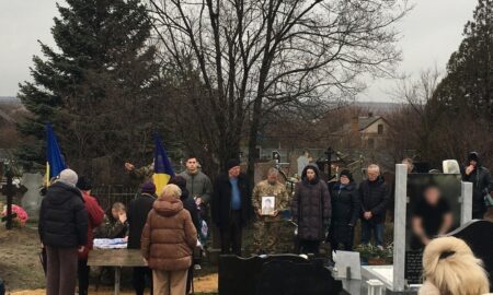 Поховали поруч з батьком… На Нікопольщині провели в останню путь Захисника (фото)