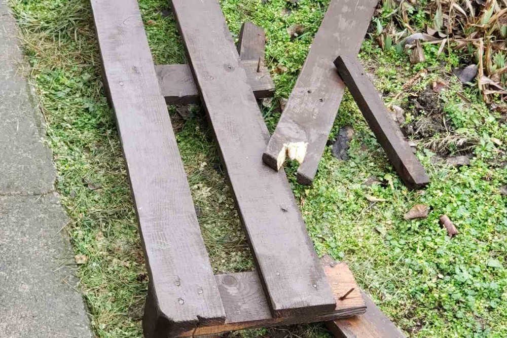 Розтрощили лавочку, яку виготовили діти власними руками і яка була символом спільної праці: прикрий випадок вандалізму у Мирівській громаді