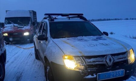 Вантажівка зламалася під час негоди: на Нікопольщині поліцейський допоміг громадянам