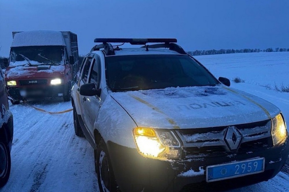 Вантажівка зламалася під час негоди: на Нікопольщині поліцейський допоміг громадянам