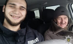 На Нікопольщині поліцейський допоміг літньому чоловіку, який під час хуртовини йшов пішки 4 км