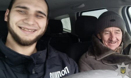 На Нікопольщині поліцейський допоміг літньому чоловіку, який під час хуртовини йшов пішки 4 км