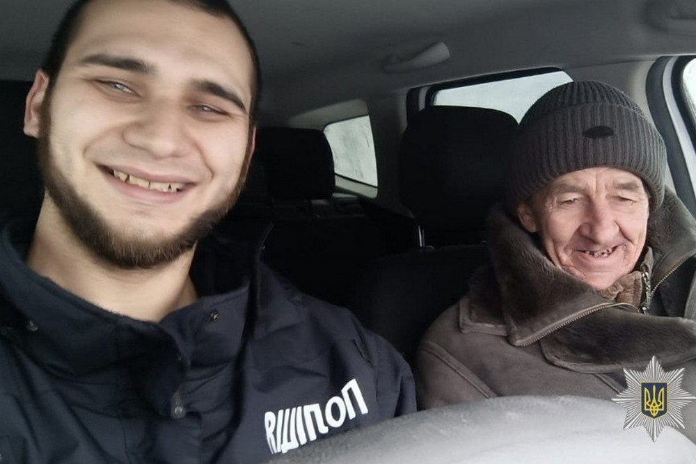 На Нікопольщині поліцейський допоміг літньому чоловіку, який під час хуртовини йшов пішки 4 км