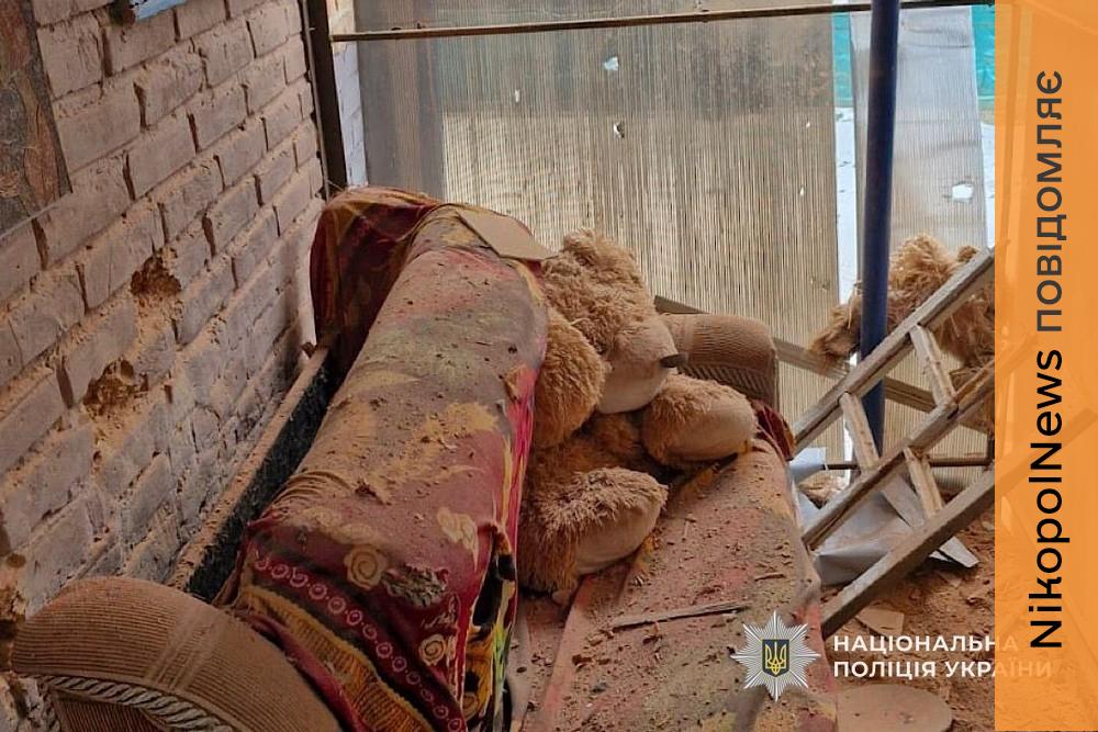 Ворог скерував дрон на будинок у селі на Нікопольщині і поранив онука та бабусю – поліція про наслідки обстрілів Дніпропетровщини