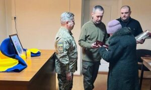 На Нікопольщині сьогодні матері і дружині полеглого бійця вручили