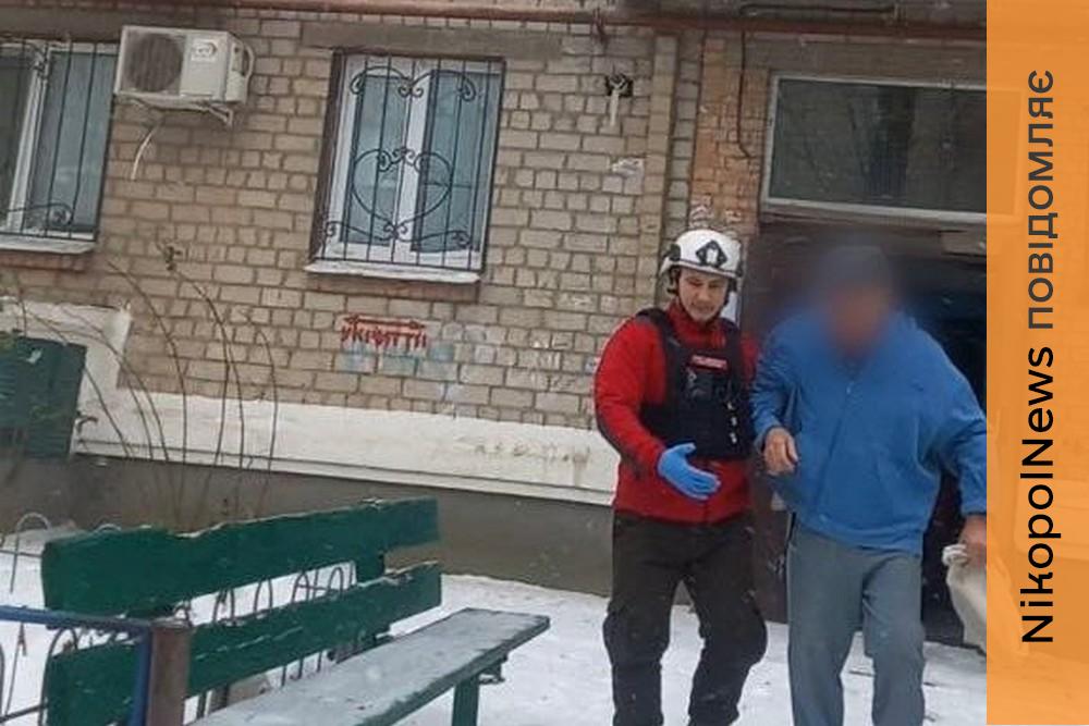Під час поквартирного обходу було виявлено поранених: у Нікополі на місці обстрілу працювали волонтери (фото) 1 у Нікополі на місці обстрілу працювали волонтери