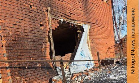 Вдарили з артилерії по житловому сектору Нікополя, атакували Дніпро в Синельниківщину, 10 поранених і багато руйнувань – поліція про наслідки ворожого терору