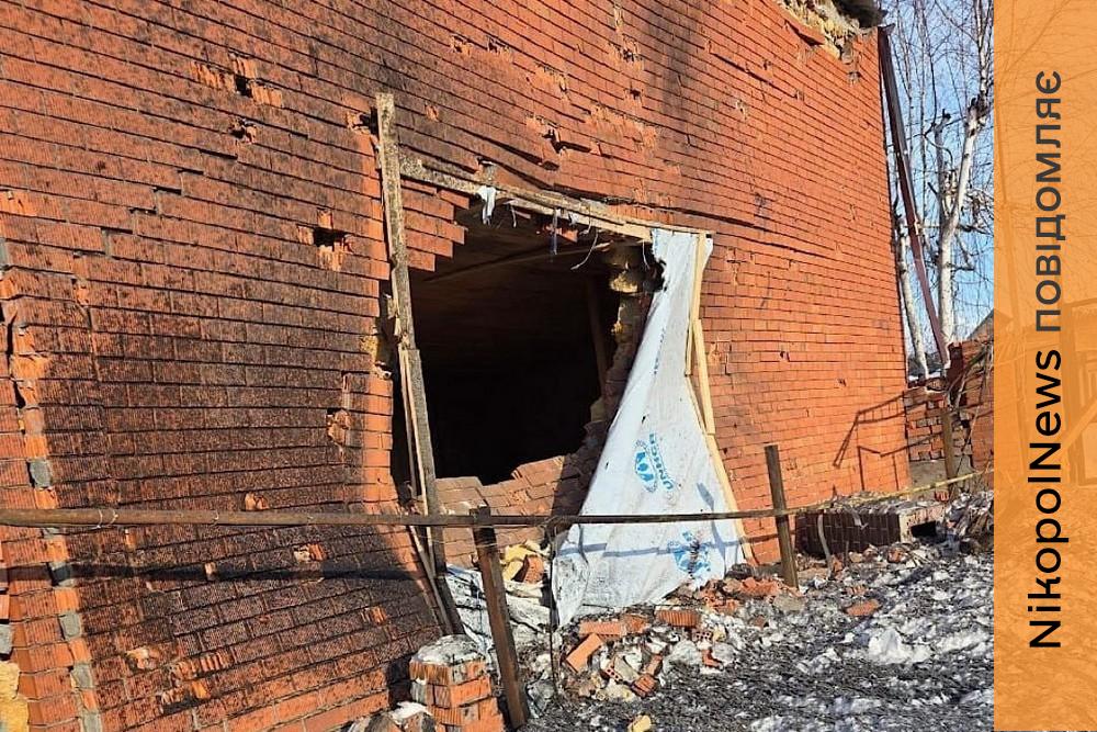 Вдарили з артилерії по житловому сектору Нікополя, атакували Дніпро в Синельниківщину, 10 поранених і багато руйнувань – поліція про наслідки ворожого терору