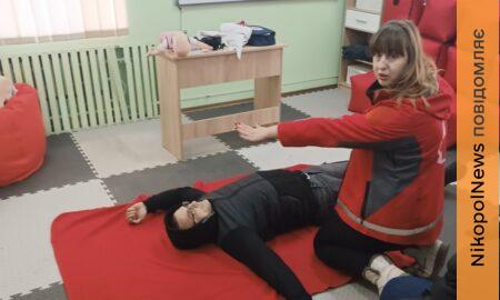 Для вчителів гімназії у Нікополі провели важливі майстер-класи з надання першої допомоги (фото)