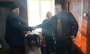 Для антидронового захисту доріг: громада на Нікопольщині передала прикордонникам будматеріали