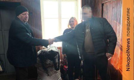 Для антидронового захисту доріг: громада на Нікопольщині передала прикордонникам будматеріали