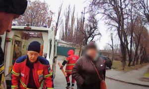 Лежала на тротуарі і не могла підвестися: у Нікополі сьогодні поліцейські допомогли літній жінці