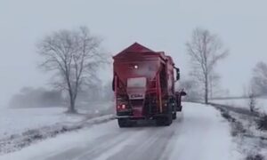 Без зайвої потреби не виїжджати: яка ситуація на дорогах Дніпропетровщини 11 січня (відео)