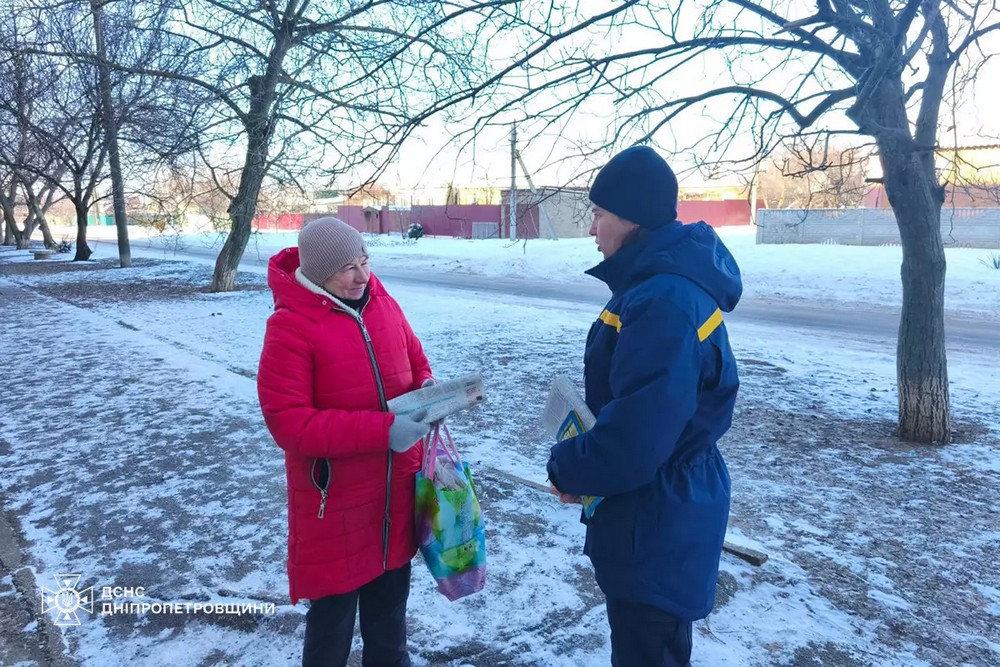 Там, де загинули дві жінки: у Нікополі і Марганці співробітниця ДСНС провела роз’яснювальну роботу