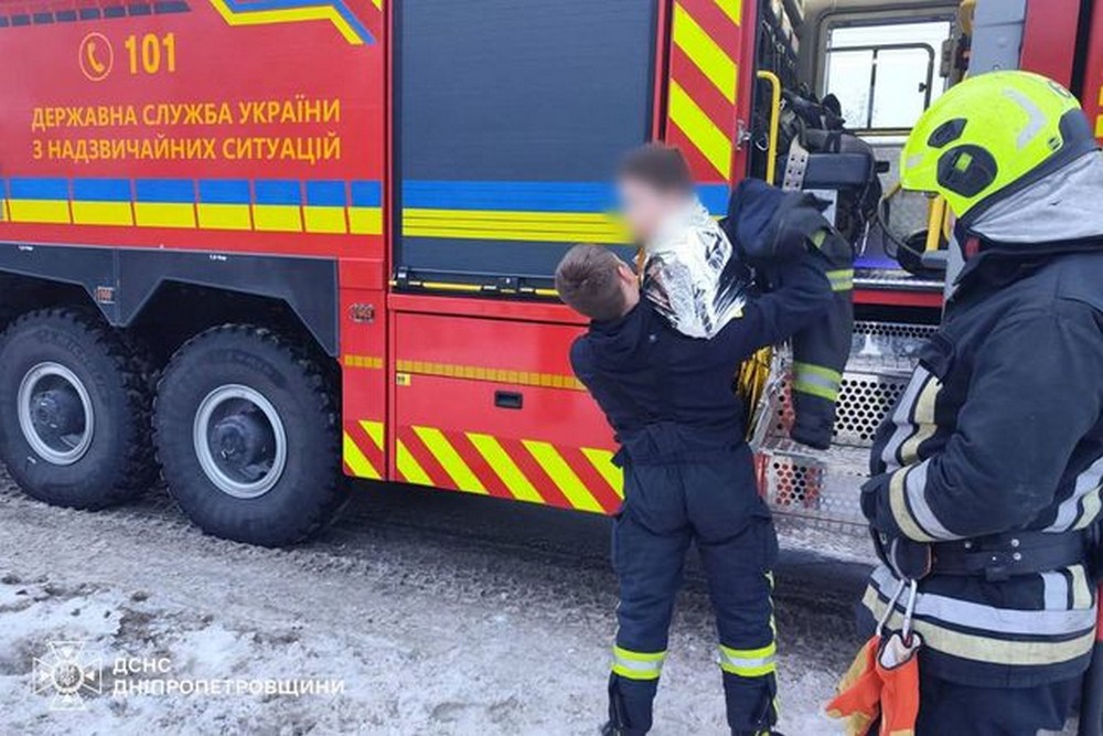 Катався на книзі і провалився під лід: на Дніпропетровщині врятували 10-річного хлопчика
