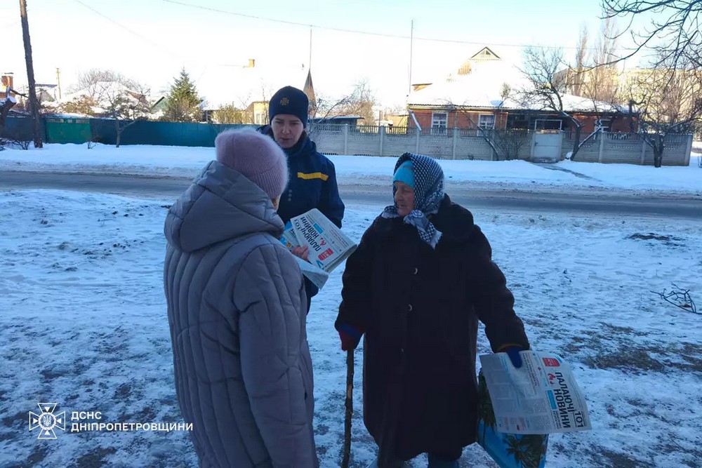 Там, де загинули дві жінки: у Нікополі і Марганці співробітниця ДСНС провела роз’яснювальну роботу