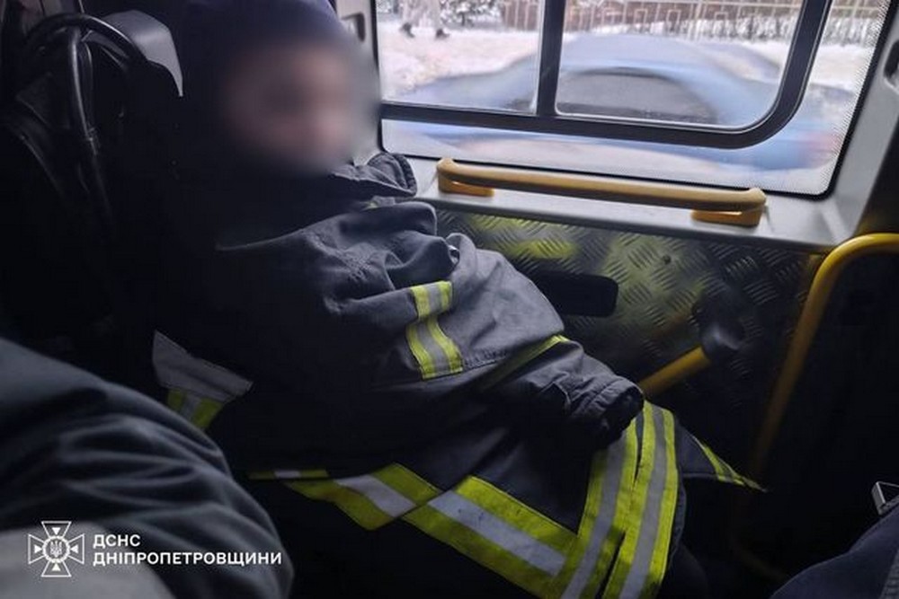 Катався на книзі і провалився під лід: на Дніпропетровщині врятували 10-річного хлопчика