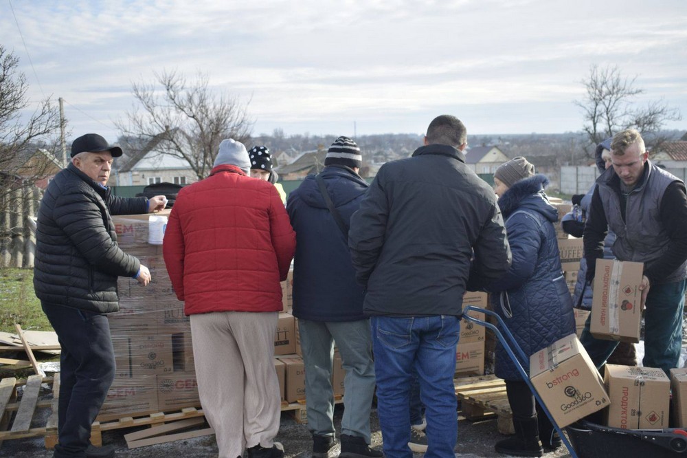 5 січня жителям Мирівської громади роздали понад 2100 сімейних наборів від благодійників 9 5 січня жителям Мирівської громади роздали понад 2100 сімейних наборів від благодійників 9