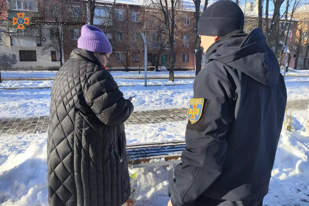 У Нікополі офіцер-рятувальник провів бесіди з людьми на вулицях міста. Він нагадав громадянам дії у разі оголошення сигналу «Повітряна тривога». У Нікополі офіцер-рятувальник провів бесіди з людьми на вулицях міста. Він нагадав громадянам дії у разі оголошення сигналу «Повітряна тривога».