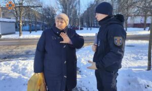 Негайно реагувати на сигнал «Повітряна тривога»: у Нікополі офіцер-рятувальник провів бесіди з людьми (фото)