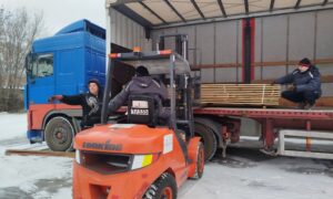 Сильно постраждале від обстрілів село на Нікопольщині отримало ще 650 дошок для відновлення