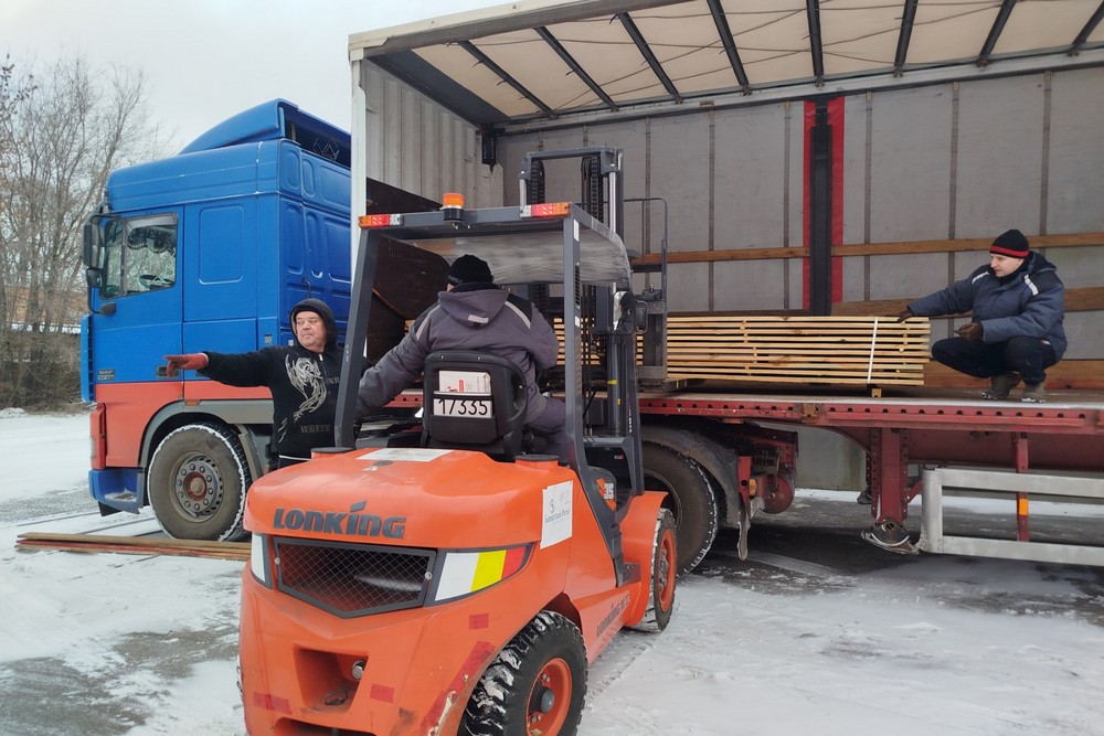 Сильно постраждале від обстрілів село на Нікопольщині отримало ще 650 дошок для відновлення