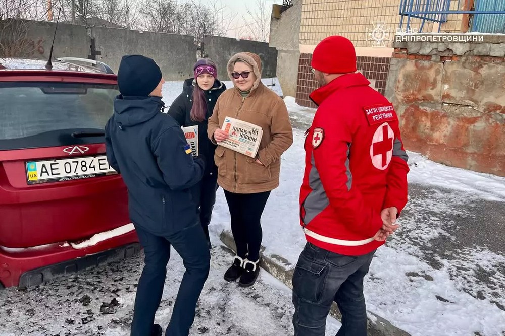 У зв’язку з трагічними випадками загибелі людей на пожежах: у Нікополі офіцерка-рятувальниця спілкувалася з населенням (фото) 