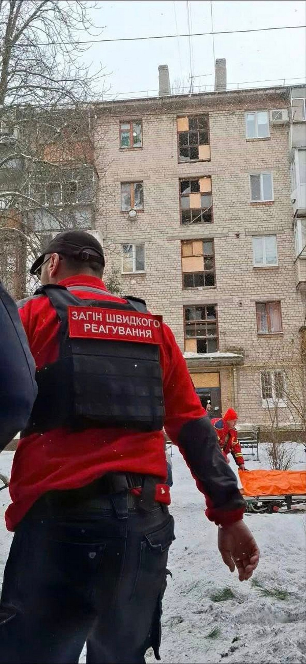 Під час поквартирного обходу було виявлено поранених: у Нікополі на місці обстрілу працювали волонтери (фото)