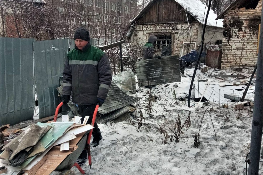Снігопади, мороз і обстріли не зупиняють комунальників Нікополя: чим вони зайняті зараз (фото)