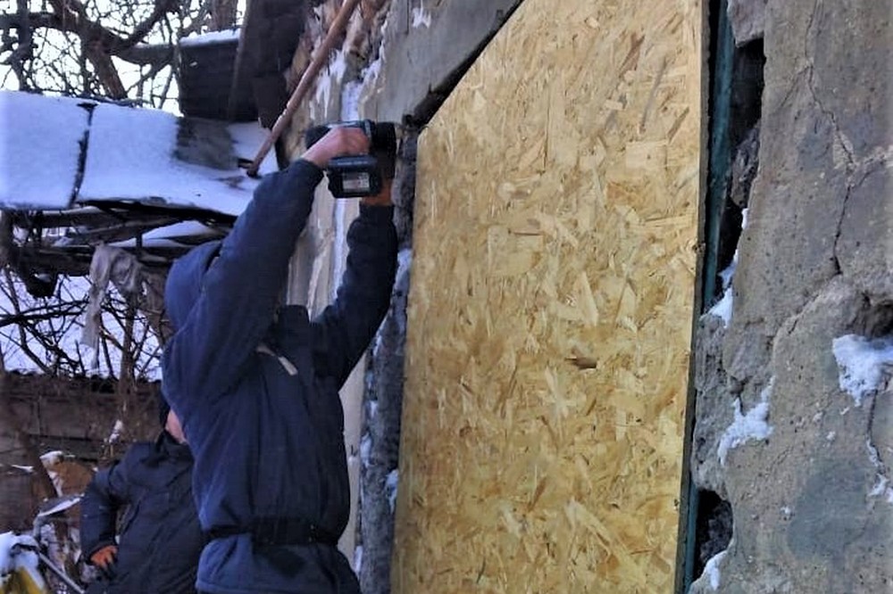 Снігопади, мороз і обстріли не зупиняють комунальників Нікополя: чим вони зайняті зараз (фото)