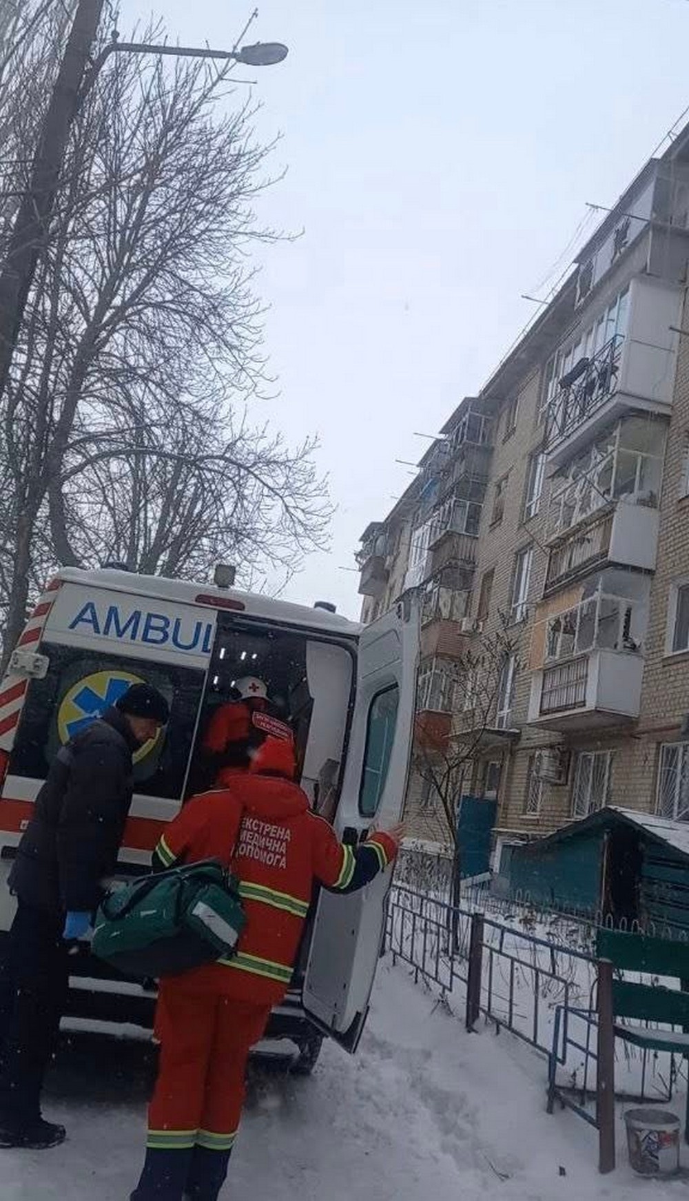 Під час поквартирного обходу було виявлено поранених: у Нікополі на місці обстрілу працювали волонтери (фото)