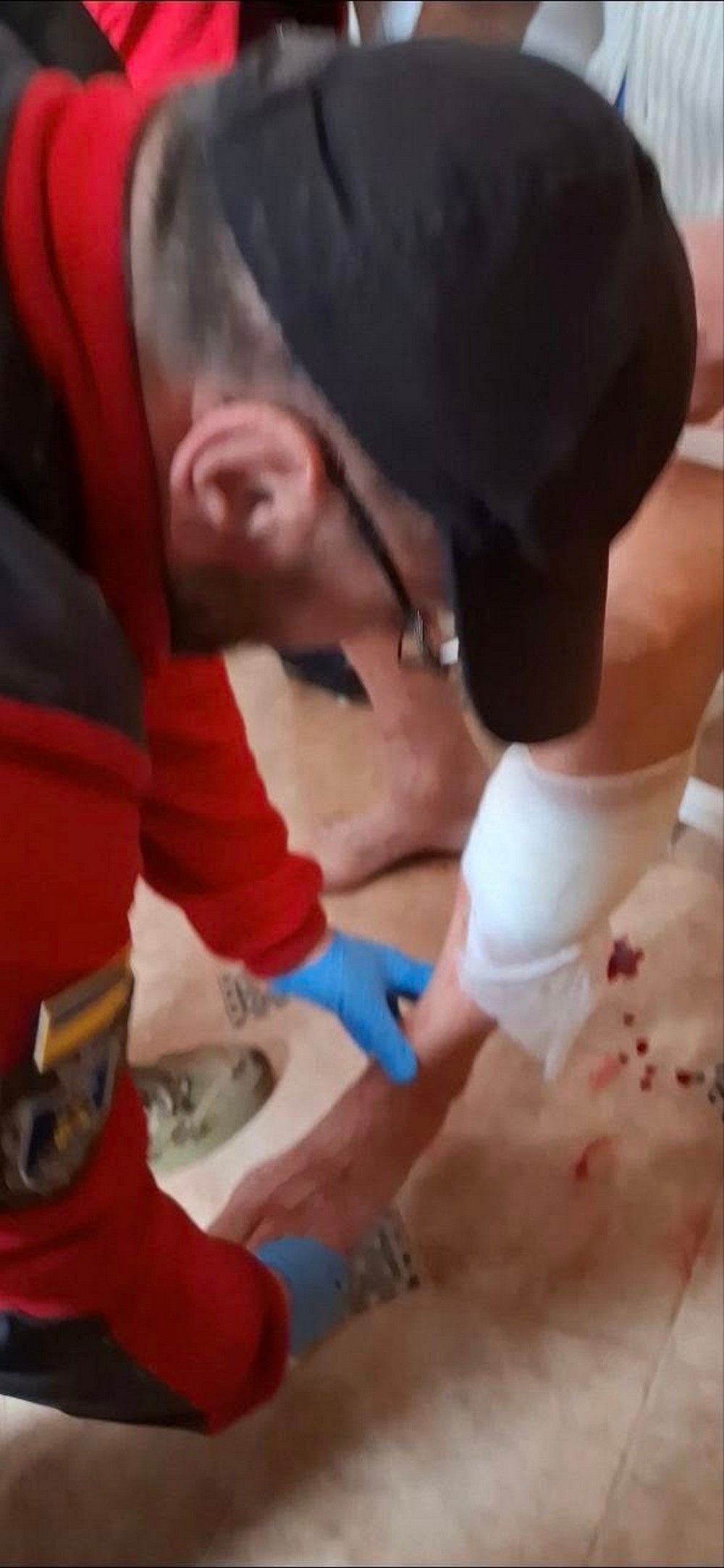 Під час поквартирного обходу було виявлено поранених: у Нікополі на місці обстрілу працювали волонтери (фото)