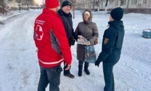 У зв’язку з трагічними випадками загибелі людей на пожежах: у Нікополі офіцерка-рятувальниця спілкувалася з населенням (фото)