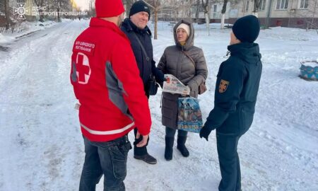 У зв’язку з трагічними випадками загибелі людей на пожежах: у Нікополі офіцерка-рятувальниця спілкувалася з населенням (фото)