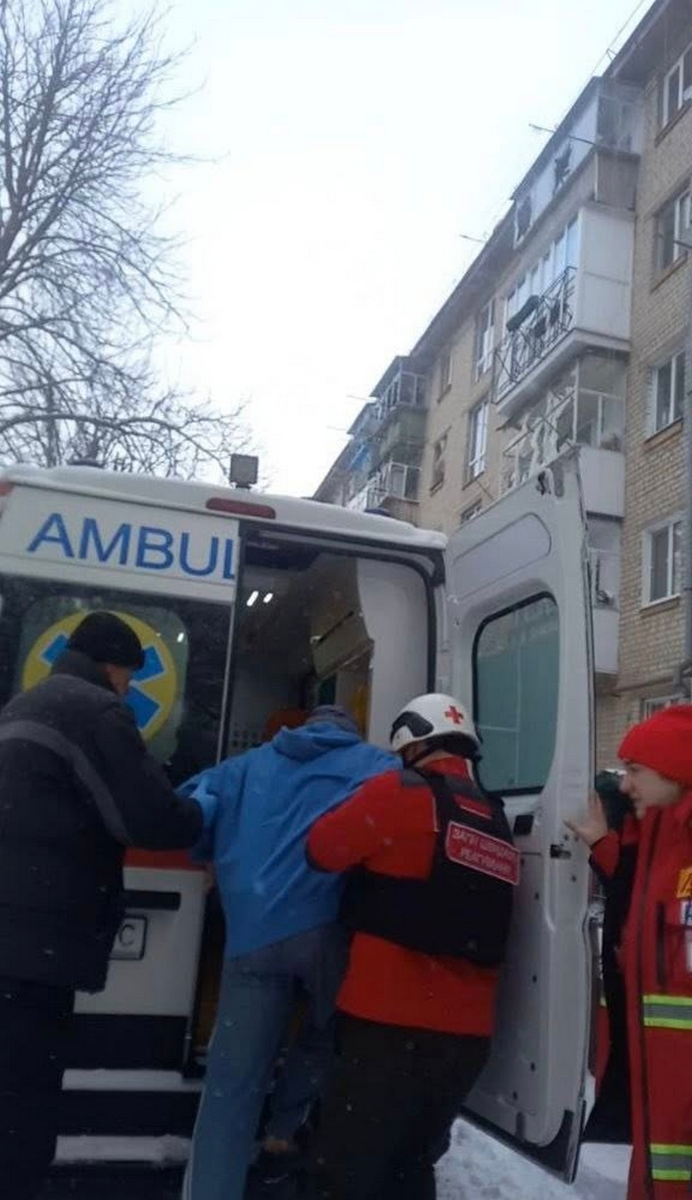 Під час поквартирного обходу було виявлено поранених: у Нікополі на місці обстрілу працювали волонтери (фото)