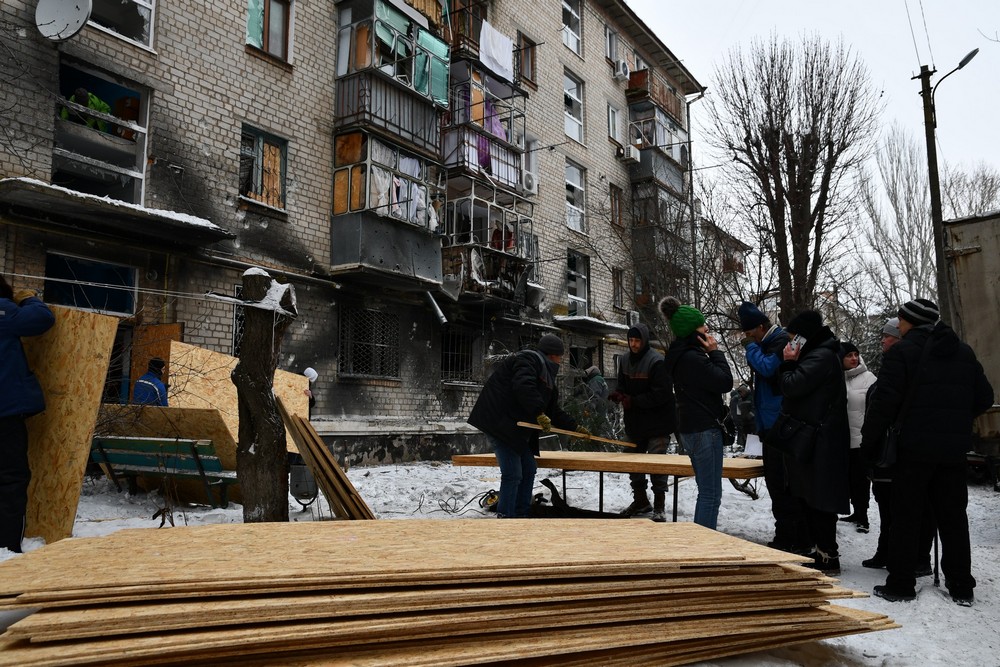 Снігопади, мороз і обстріли не зупиняють комунальників Нікополя: чим вони зайняті зараз (фото)