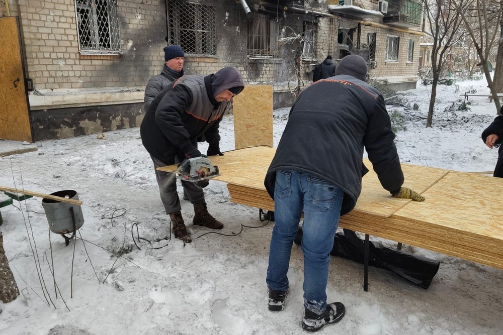 Снігопади, мороз і обстріли не зупиняють комунальників Нікополя: чим вони зайняті зараз (фото)