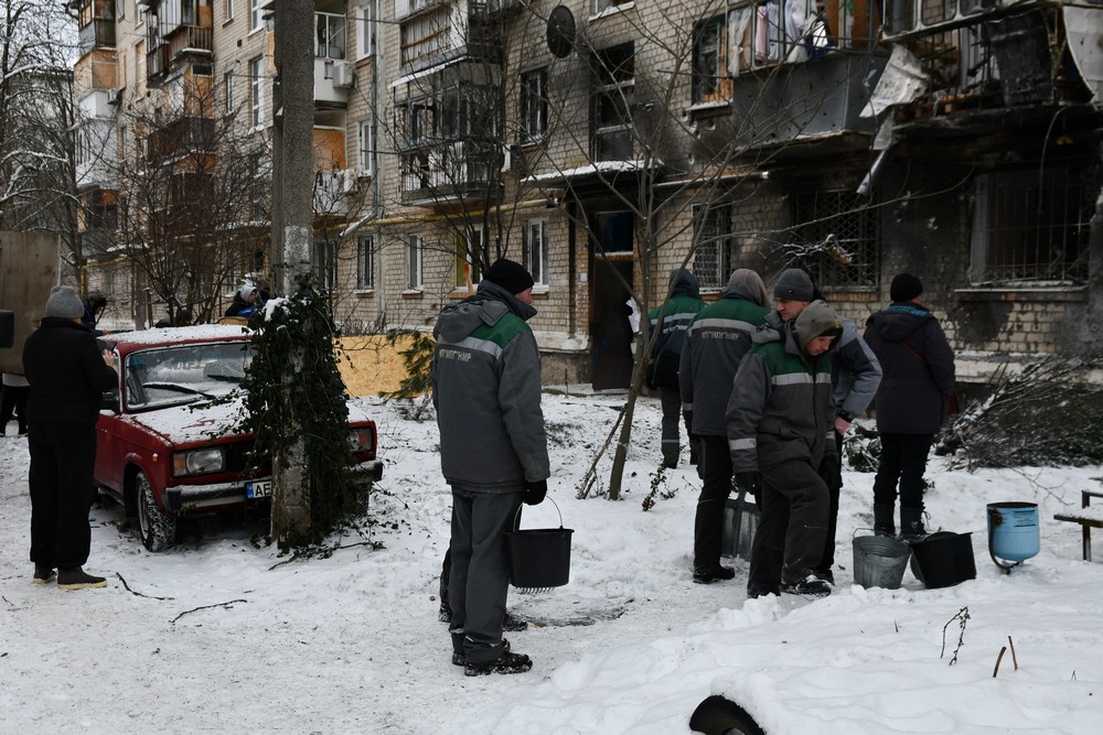 Снігопади, мороз і обстріли не зупиняють комунальників Нікополя: чим вони зайняті зараз (фото)