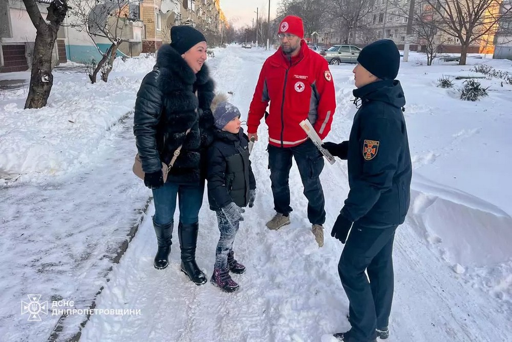 У зв’язку з трагічними випадками загибелі людей на пожежах: у Нікополі офіцерка-рятувальниця спілкувалася з населенням (фото)