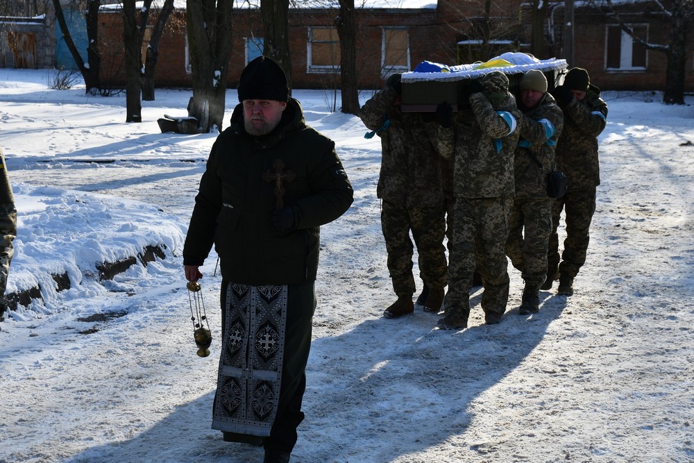 Багато років працював стоматологом: у Нікополі сьогодні провели в останню путь Захисника (фото)