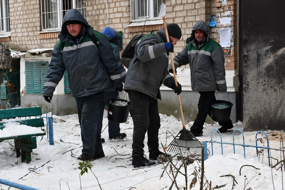 Снігопади, мороз і обстріли не зупиняють комунальників Нікополя: чим вони зайняті зараз (фото)