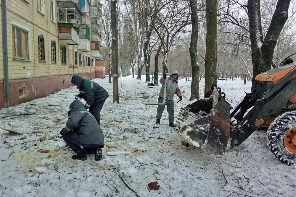 Снігопади, мороз і обстріли не зупиняють комунальників Нікополя: чим вони зайняті зараз (фото)